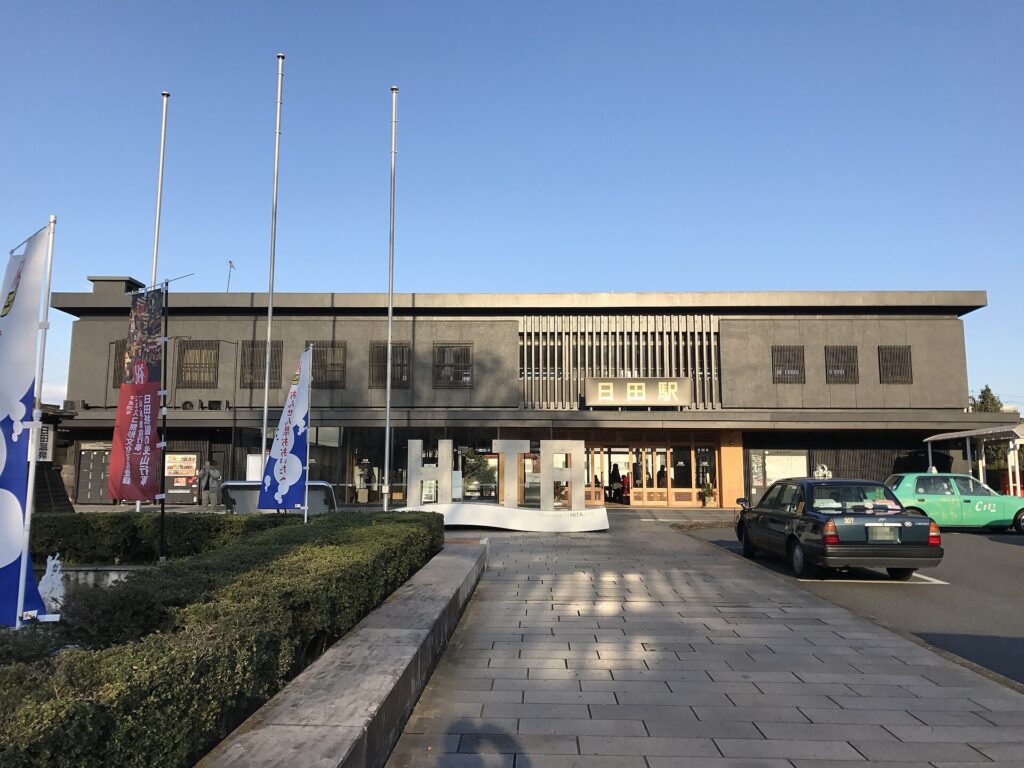 Beeld van kapitein Levi bij station Hita
