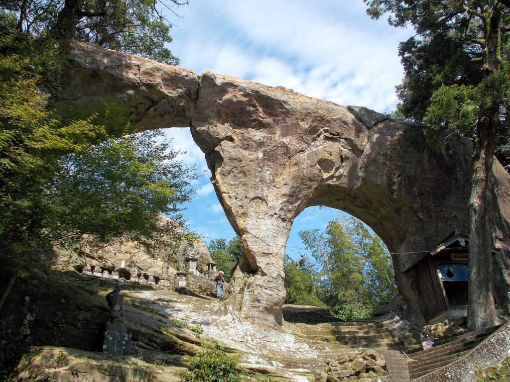 Megane-iwa (Brillenfelsen)