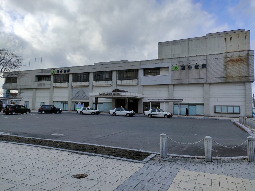 苫小牧站前